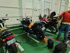 フェリー乗船後バイク