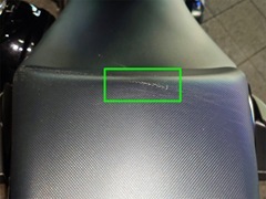 タンデムシートひび割れ